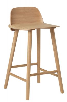 Nerd Counter Stool Barhocker von Muuto aus hellem Holz, Hocker mit Rückenlehne und Fußstütze.